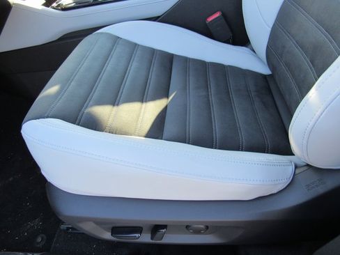 New 2025 Mitsubishi Outlander SE image 13