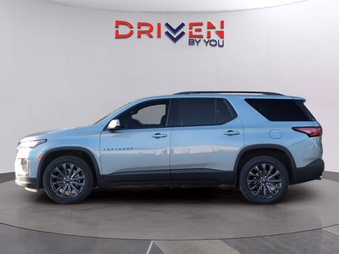 Used 2023 Chevrolet Traverse RS FWD image 2
