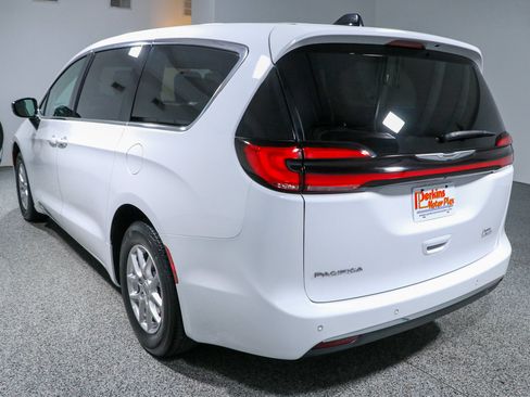 Used 2024 Chrysler Pacifica Touring-L FWD image 9