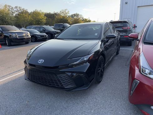 Used 2025 Toyota Camry SE image 1