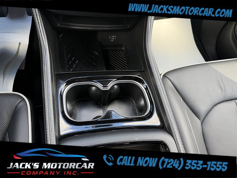 Used 2027 Chrysler Pacifica Limited FWD image 17