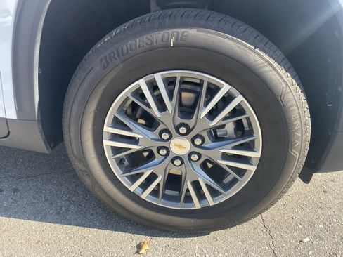 Used 2025 Chevrolet Traverse LT image 33