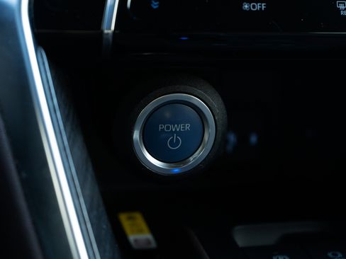 Used 2021 Toyota Venza Limited image 25