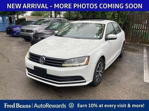 Used 2017 Volkswagen Jetta SE FWD image 3