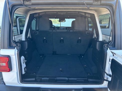 Used 2025 Jeep Wrangler Unlimited Rubicon AWD/4WD image 25