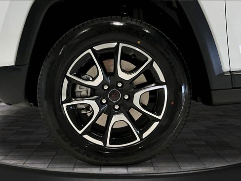 Used 2025 Jeep Compass Trailhawk w/ Trailer Tow Group AWD/4WD image 34