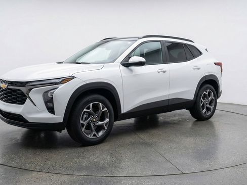 Used 2025 Chevrolet Trax LT w/ LT Convenience Package FWD image 3