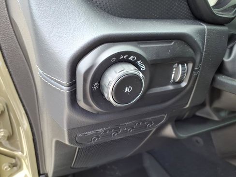 Used 2025 Jeep Wrangler Unlimited Rubicon w/ Convenience Group image 9