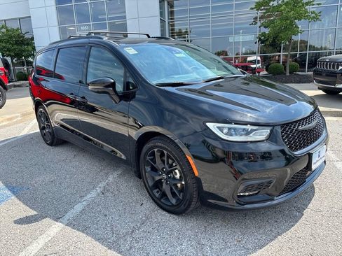 Used 2025 Chrysler Pacifica Limited FWD image 2