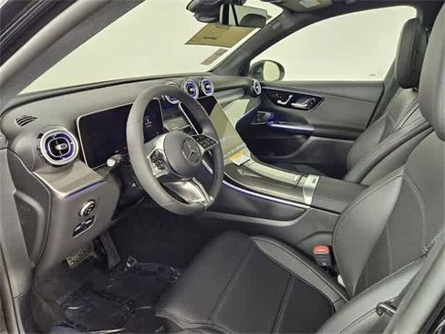 Used 2025 Mercedes-Benz GLC 300 4MATIC image 9