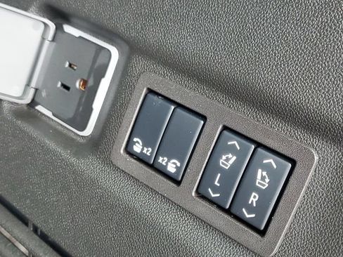 Used 2024 Chevrolet Suburban Z71 w/ Luxury Package AWD/4WD image 38