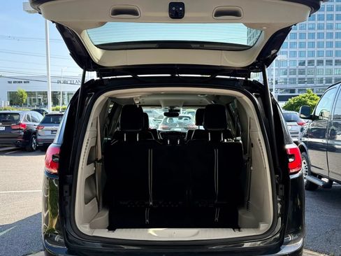 Used 2022 Chrysler Pacifica Touring-L FWD image 44