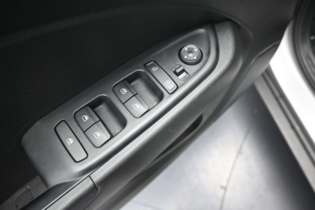 Used 2025 Hyundai Venue SEL FWD image 17