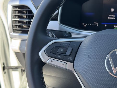 Used 2025 Volkswagen Taos SE image 21