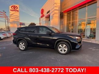 Used 2024 Toyota Highlander LE FWD video 2