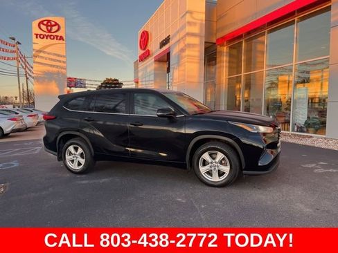 Used 2024 Toyota Highlander LE FWD image 2