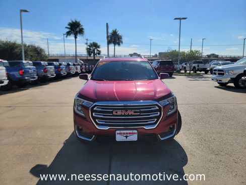 Used 2024 GMC Terrain SLT w/ Infotainment Package II image 2
