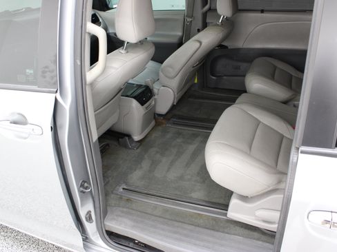 Used 2015 Toyota Sienna XLE Premium FWD image 29