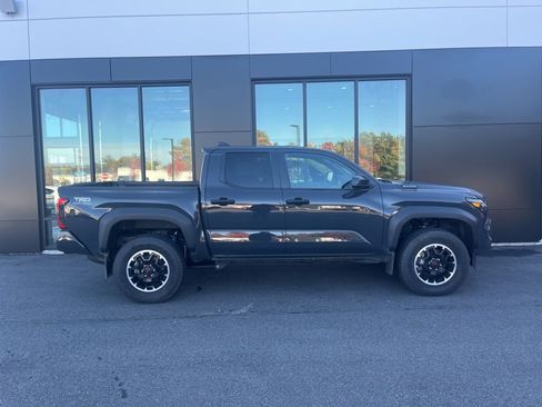 Used 2024 Toyota Tacoma TRD Off-Road image 5