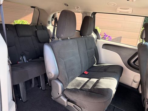 Used 2017 Dodge Grand Caravan SE FWD image 15