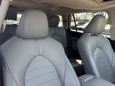 Used 2021 Toyota Highlander XLE image 20