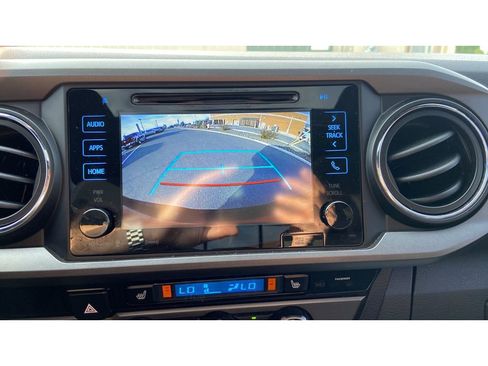 Used 2017 Toyota Tacoma TRD Off-Road w/ Premium & Technology Package AWD/4WD image 15