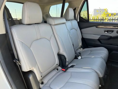 Used 2025 Honda Pilot Touring image 29