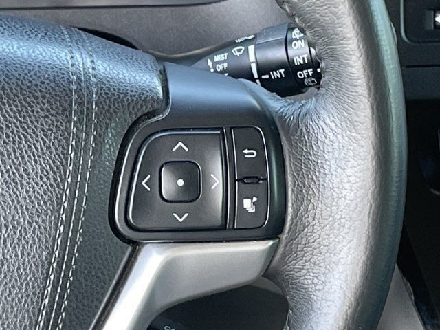 Used 2017 Toyota Sienna XLE Premium FWD image 14