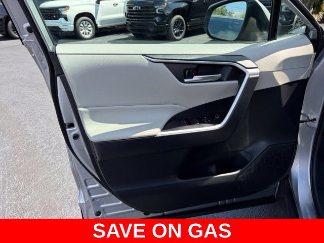 Used 2025 Toyota RAV4 XLE AWD/4WD image 12