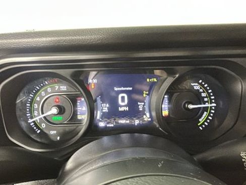 Used 2024 Jeep Wrangler Unlimited w/ Convenience Group AWD/4WD image 17