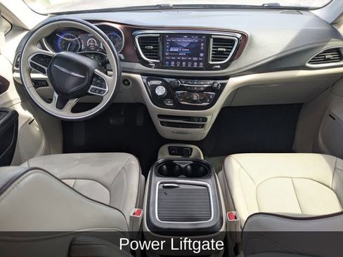 Used 2018 Chrysler Pacifica Limited w/ Tire & Wheel Group FWD image 19