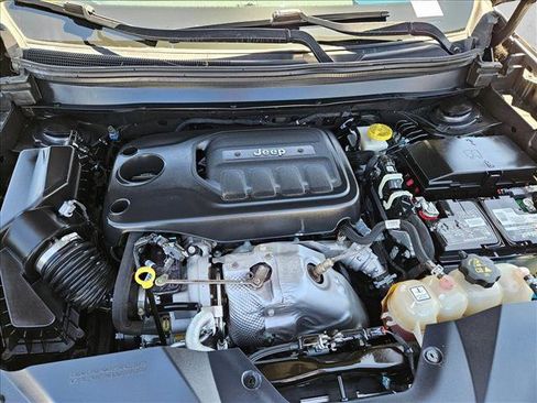 Used 2019 Jeep Cherokee Limited w/ Luxury Group FWD image 23