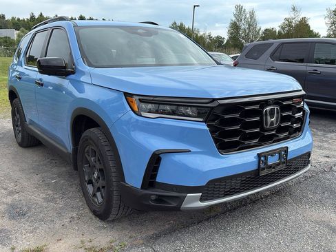 Used 2024 Honda Pilot TrailSport image 2