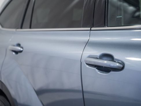Used 2022 Toyota Highlander LE AWD/4WD image 16