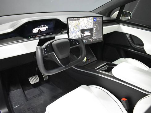 Used 2023 Tesla Model X Plaid image 4