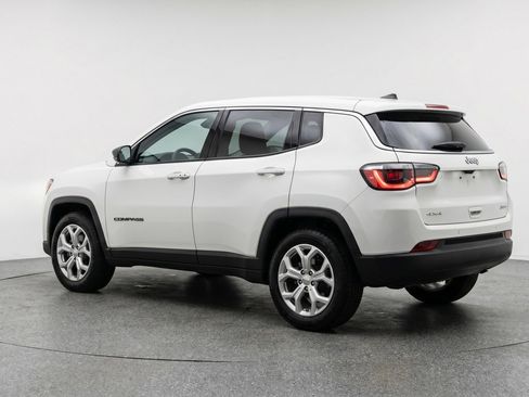 Used 2025 Jeep Compass Latitude AWD/4WD image 6