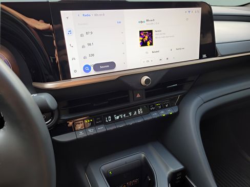 Used 2023 Toyota Crown Limited image 24