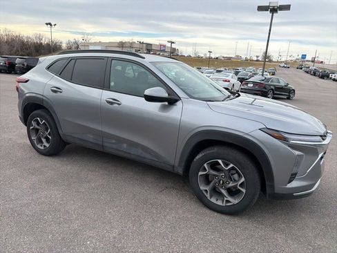 Used 2025 Chevrolet Trax LT w/ LT Convenience Package image 10