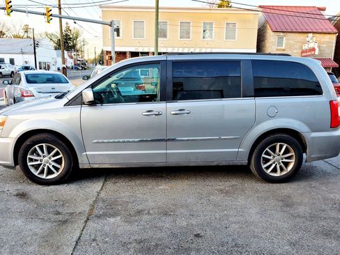 Used 2015 Chrysler Town & Country Touring FWD image 3