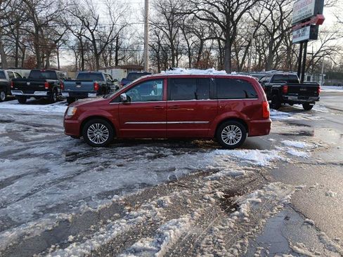 Used 2013 Chrysler Town & Country Touring-L image 5