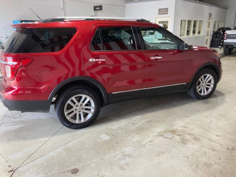 Used 2014 Ford Explorer XLT w/ Equipment Group 202A AWD/4WD image 3