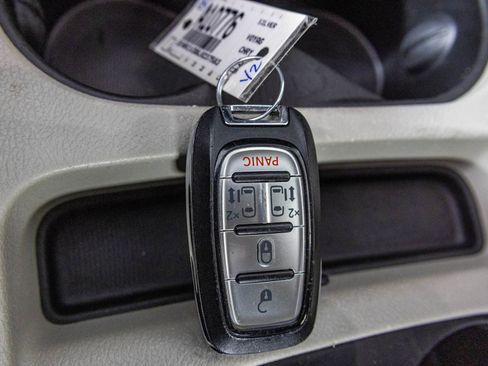 Used 2020 Chrysler Voyager LX image 26