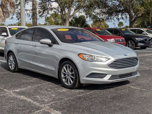 Used 2017 Ford Fusion SE w/ Fusion SE Technology Package image 3