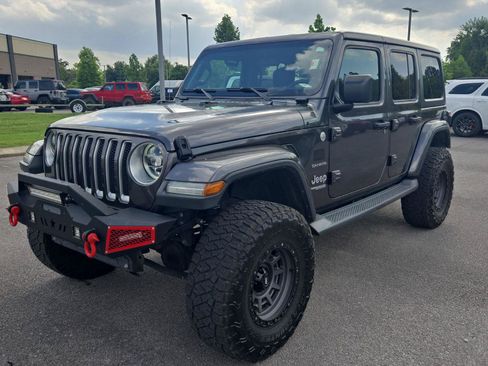 Used 2018 Jeep Wrangler Unlimited Sahara AWD/4WD image 3