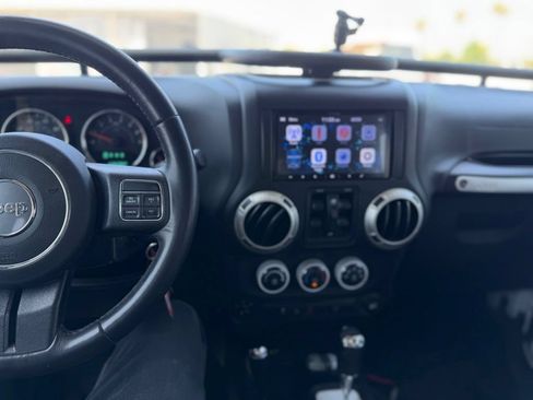 Used 2018 Jeep Wrangler Unlimited Rubicon w/ Connectivity Group AWD/4WD image 8