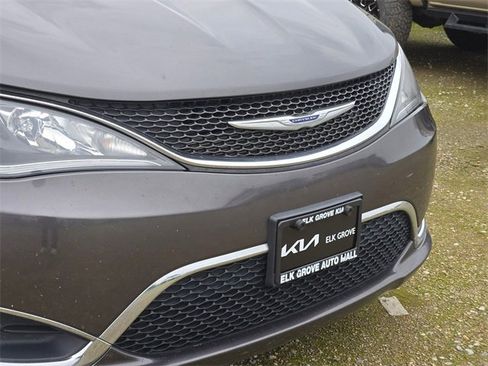 Used 2020 Chrysler Pacifica Touring-L image 5