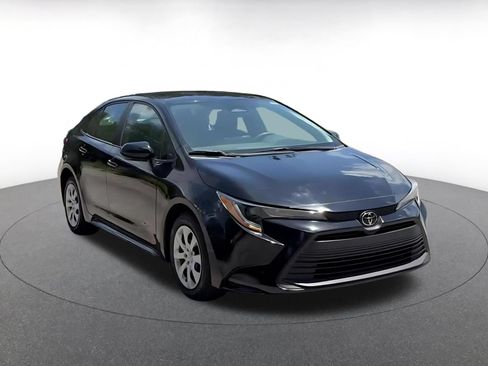 Used 2025 Toyota Corolla LE FWD image 3
