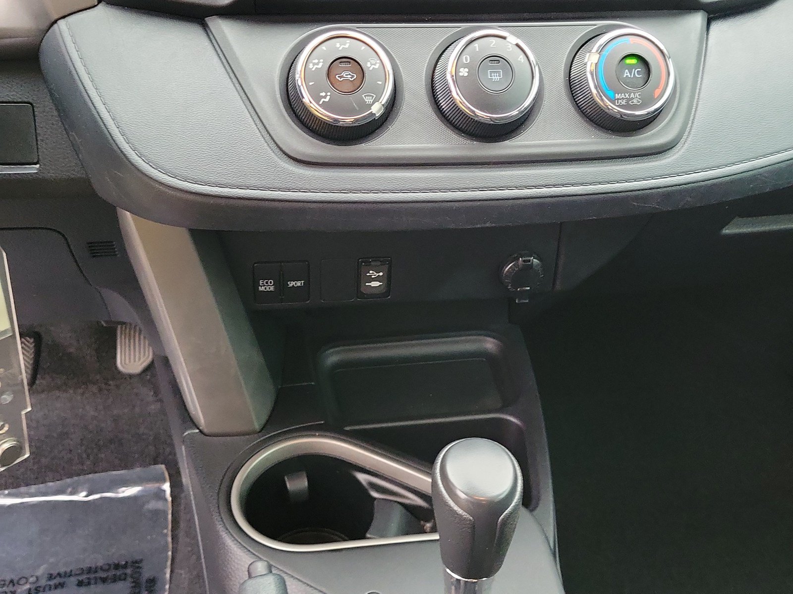 Used 2018 Toyota RAV4 LE FWD image 22