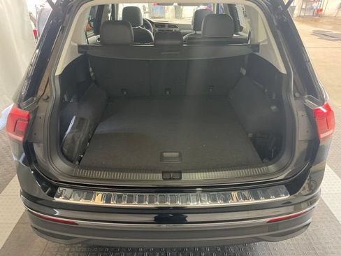 Certified 2023 Volkswagen Tiguan SE w/ Panoramic Sunroof Package AWD/4WD image 10