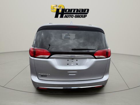 Used 2020 Chrysler Pacifica Touring-L FWD image 4